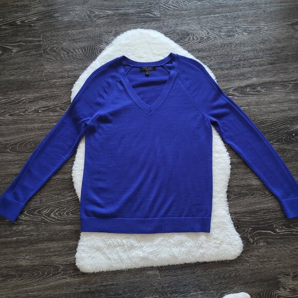 Banana Republic 💙 Extra Fine Merino Wool V-neck in Bright Royal Blue - Picture 3 of 9